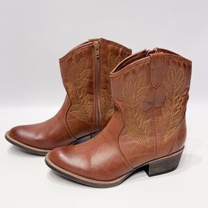 NWOB Coconuts by Matisse ROY Brown Vegan Leather Side Zip Ankle Booties Women 7M